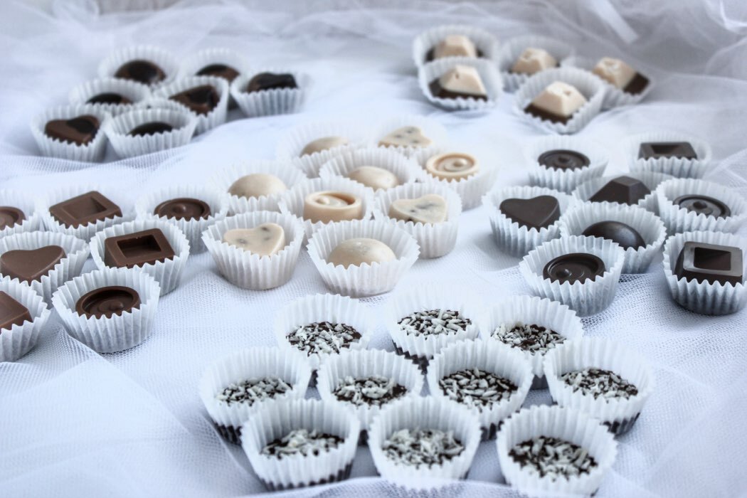 Фотография покупателя товара Форма для шоколада Доляна «Коробка конфет», силикон, 27×23×1,5 см, 30 ячеек (3,2×3,2 см), цвет коричневый - Фото 5
