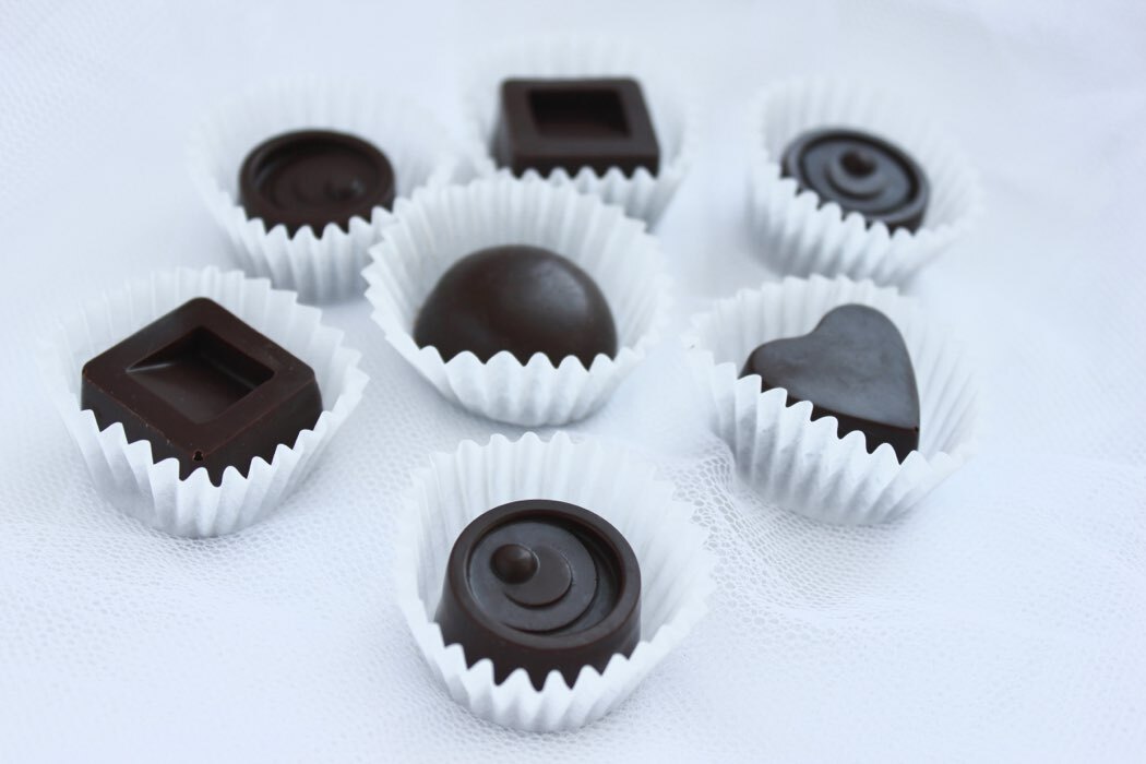 Фотография покупателя товара Форма для шоколада Доляна «Коробка конфет», силикон, 27×23×1,5 см, 30 ячеек (3,2×3,2 см), цвет коричневый - Фото 6