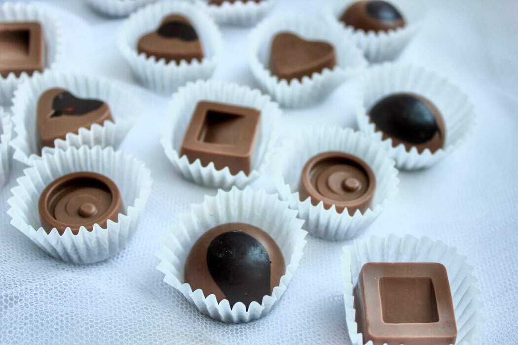 Фотография покупателя товара Форма для шоколада Доляна «Коробка конфет», силикон, 27×23×1,5 см, 30 ячеек (3,2×3,2 см), цвет коричневый - Фото 4