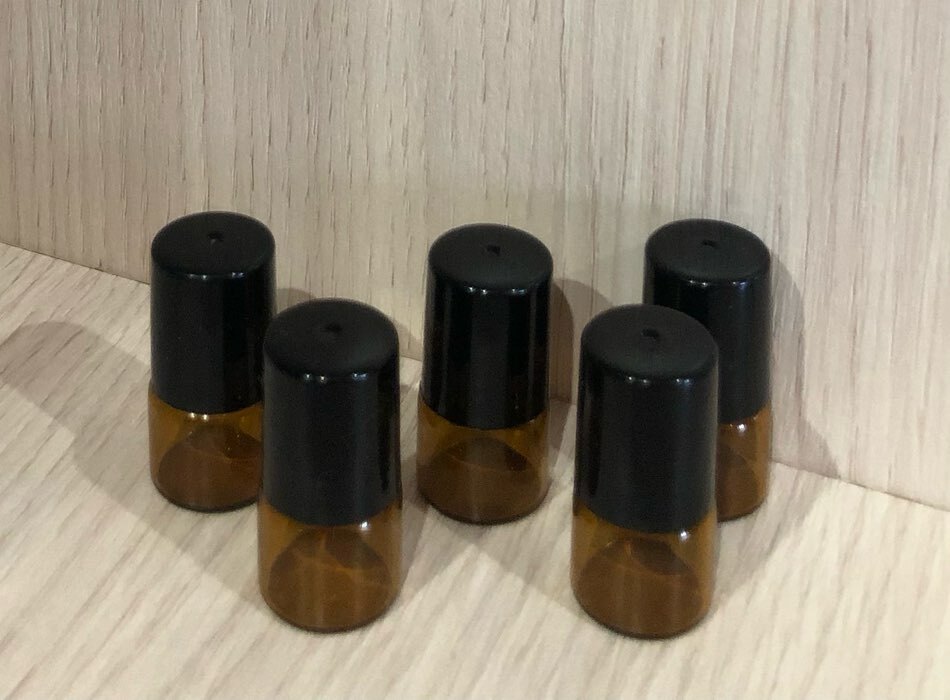 Фотография покупателя товара Флакон стеклянный для парфюма, со стеклянным роликом, 1 мл, цвет коричневый/чёрный