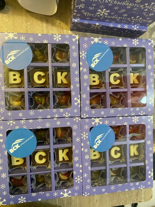 Фотография покупателя товара Коробка под 9 конфет с ячейками новогодняя «Ёлочка, гори!», 13.5×13.5×3.5 см - Фото 2