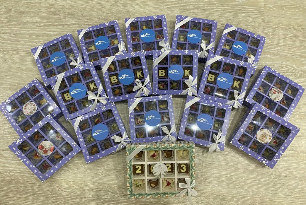 Фотография покупателя товара Коробка под 9 конфет с ячейками новогодняя «Ёлочка, гори!», 13.5×13.5×3.5 см - Фото 3