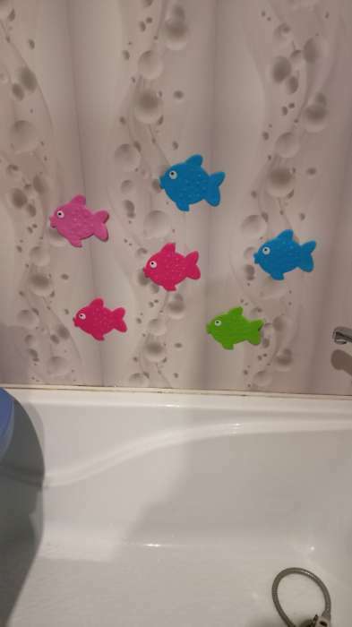 Фотография покупателя товара Набор мини-ковриков для ванны на присосках Доляна «Рыбка», 11×12 см, 6 шт, цвет МИКС