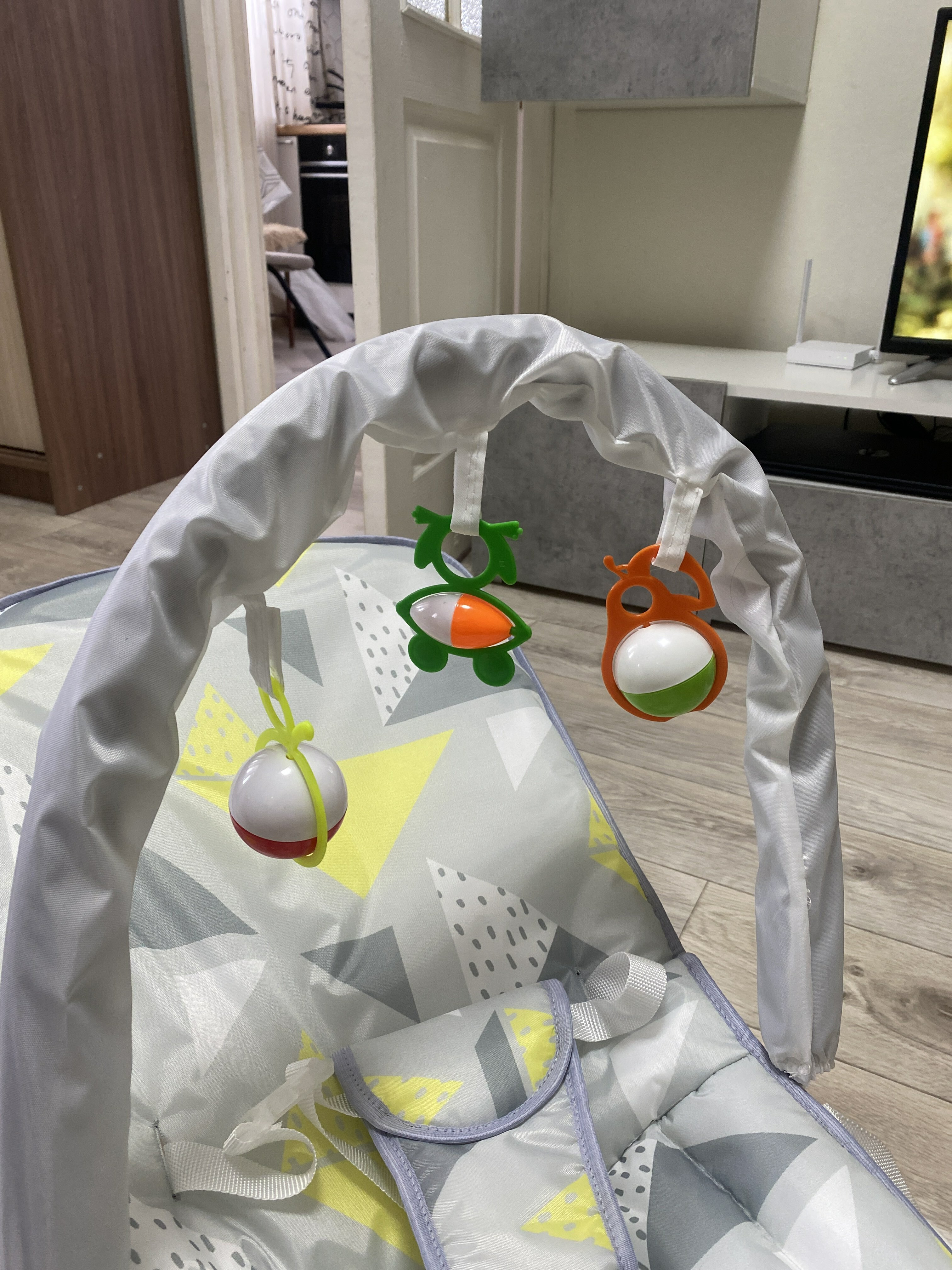Фотография покупателя товара Шезлонг - качалка для новорождённых «Геометрия», игровая дуга, игрушки МИКС - Фото 1