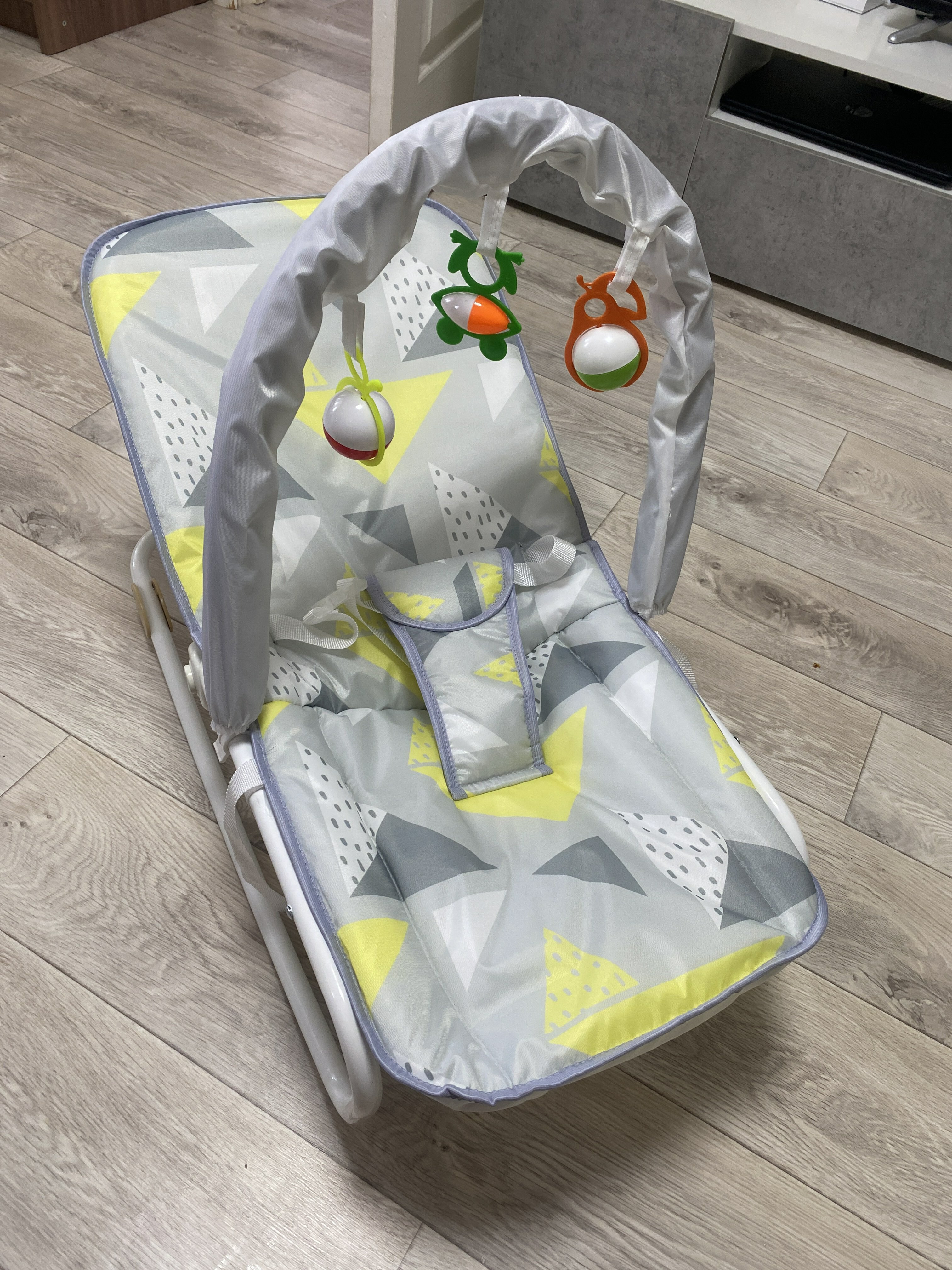 Фотография покупателя товара Шезлонг - качалка для новорождённых «Веселые зверята», игровая дуга, игрушки МИКС - Фото 3