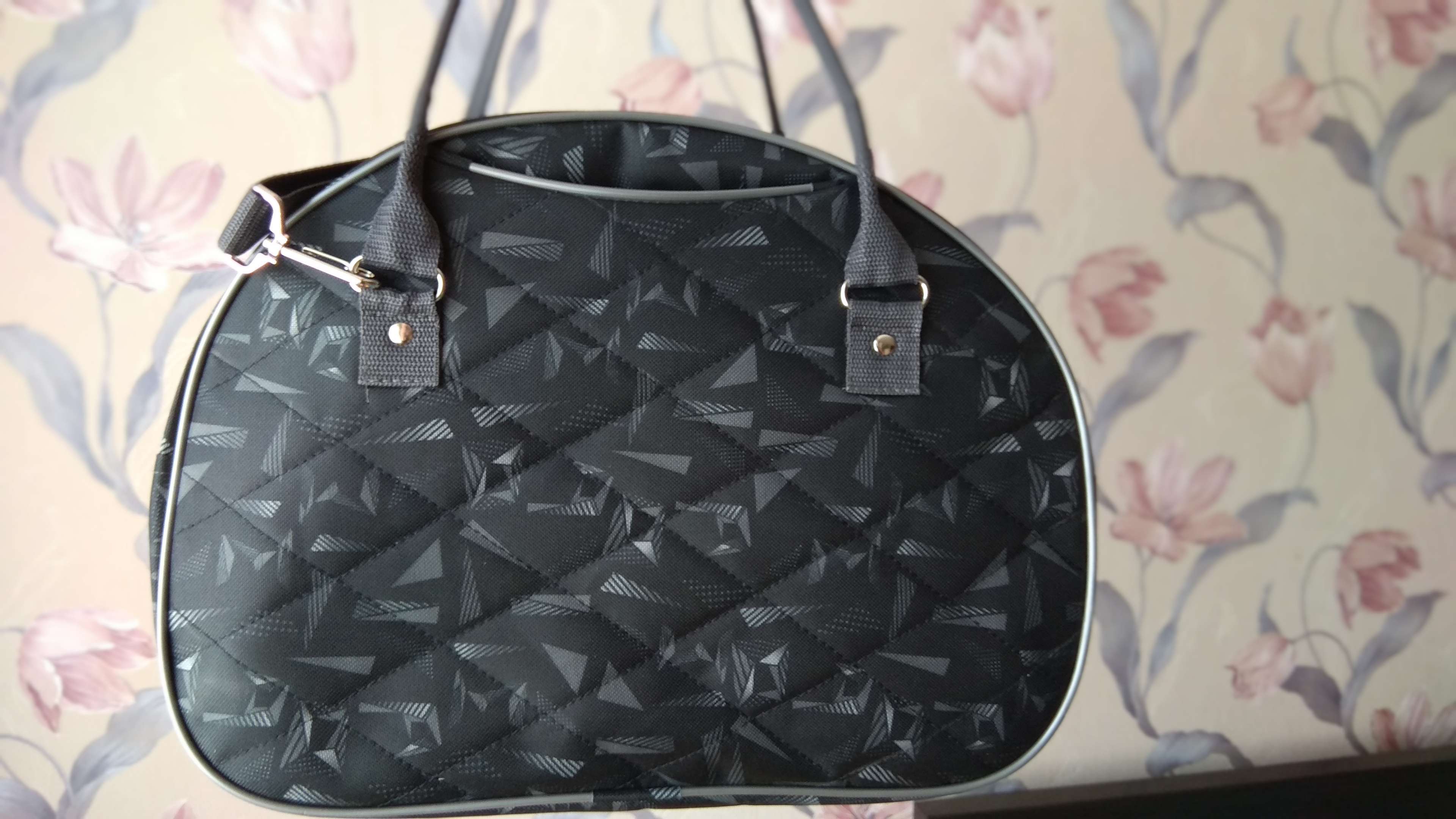 Фотография покупателя товара Сумка дорожная, отдел на молнии, наружный карман, длинный ремень, цвет чёрный - Фото 1