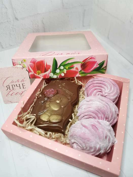 Фотография покупателя товара Коробка под 9 конфет, кондитерская упаковка «Тюльпаны», 14.7 х 14.7 х 3.5 см - Фото 3