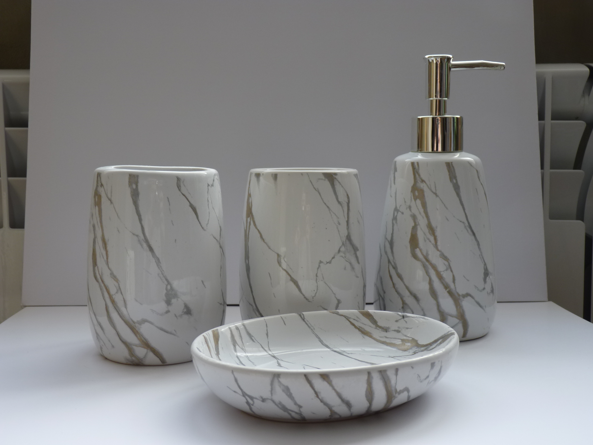 Фотография покупателя товара Набор аксессуаров для ванной комнаты «Молния», 4 предмета (мыльница, дозатор для мыла, 2 стакана), белый