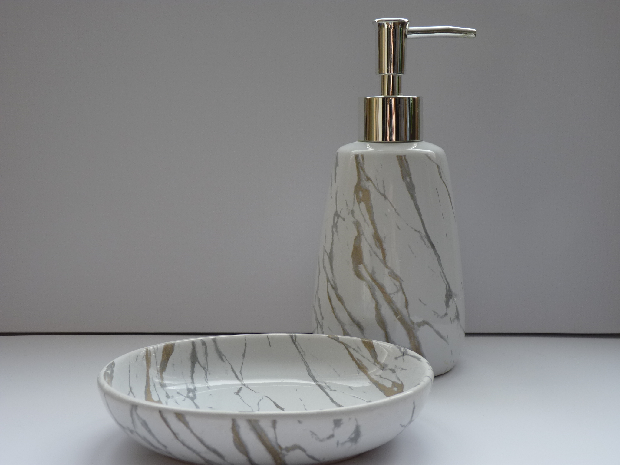 Фотография покупателя товара Набор аксессуаров для ванной комнаты «Молния», 4 предмета (мыльница, дозатор для мыла, 2 стакана), белый