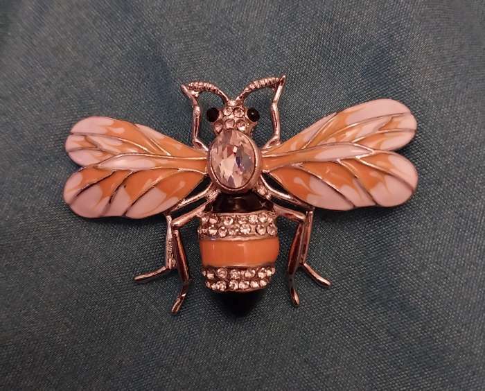 Фотография покупателя товара Брошь "Пчела" медуница, цветная в золоте - Фото 1