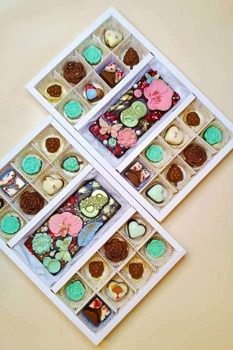 Фотография покупателя товара Коробка по 8 + 8 конфет + шоколад, с окном, белая 30 х 19,5 х 3 см - Фото 19