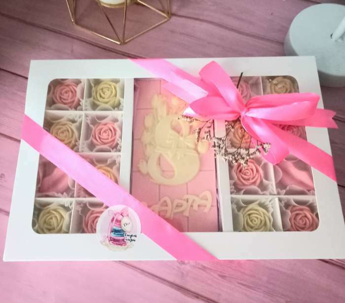 Фотография покупателя товара Коробка по 8 + 8 конфет + шоколад, с окном, белая 30 х 19,5 х 3 см - Фото 18