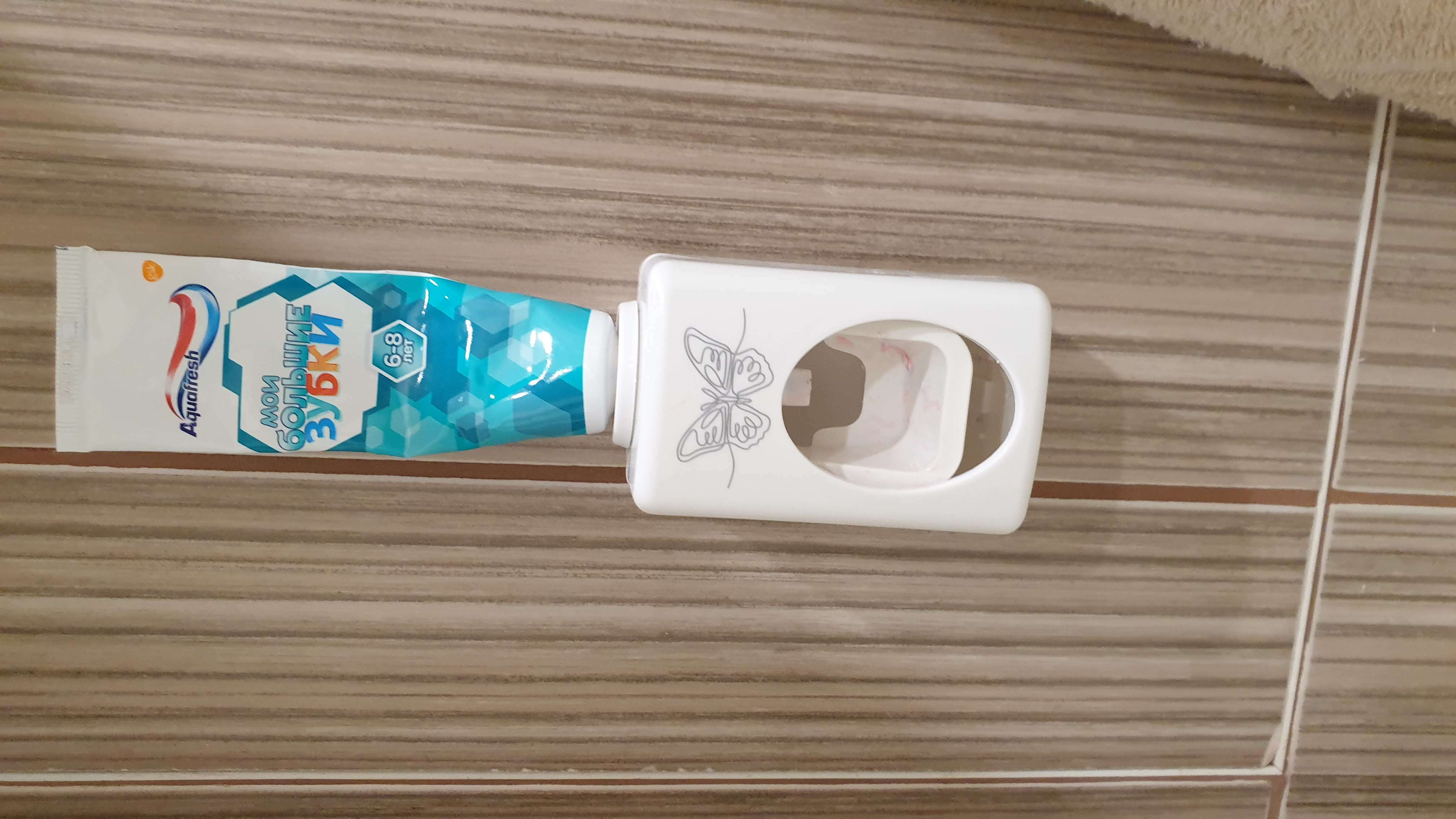 Фотография покупателя товара Дозатор для зубной пасты механический «Бабочка», 9.5 х 5.8 см. - Фото 3