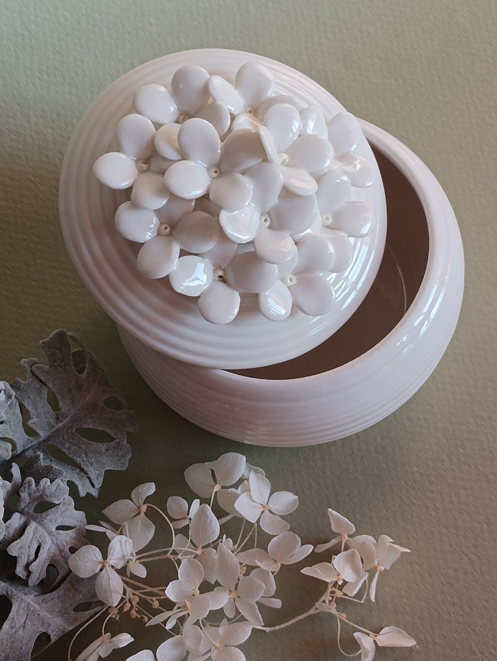 Фотография покупателя товара Банка керамическая для сыпучих продуктов «Цветы», 180 мл, цвет белый