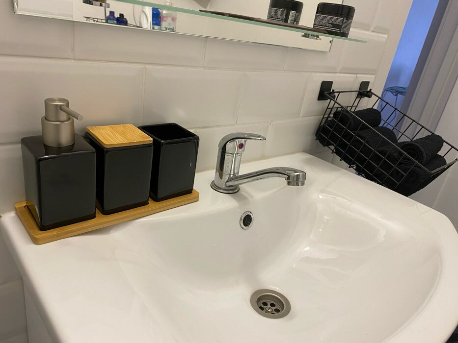 Фотография покупателя товара Набор аксессуаров для ванной комнаты SAVANNA Square, 4 предмета (дозатор для мыла, 2 стакана, подставка), цвет чёрный - Фото 1