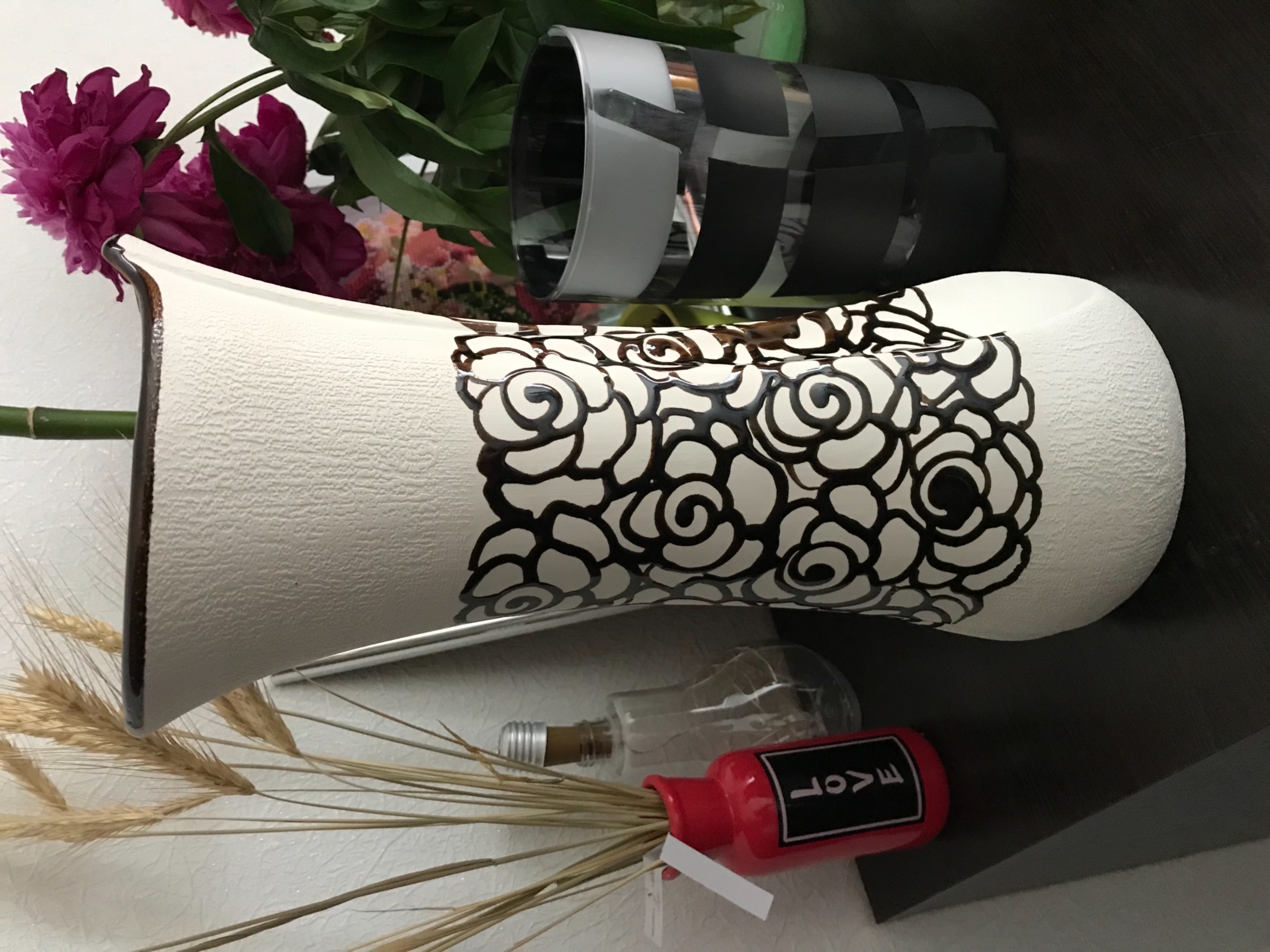 Фотография покупателя товара Ваза керамическая "Румба", настольная, роза, чёрно-белая, 36 см - Фото 2