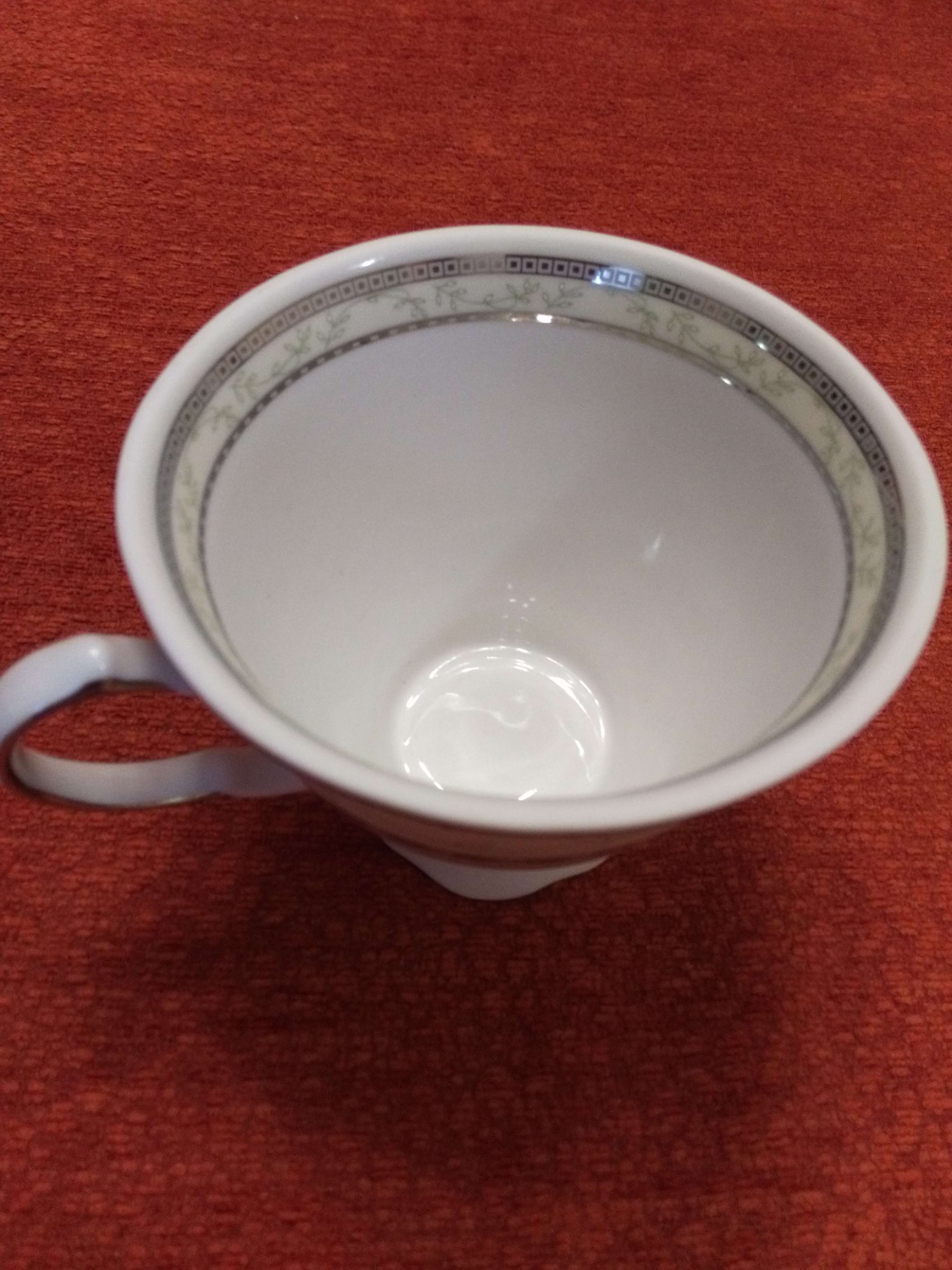 Фотография покупателя товара Сервиз чайный фарфоровый «Европейский», 14 предметов: чайник 800 мл, 6 чашек 250 мл, 6 блюдец d=15 cм, сахарница 550 мл - Фото 4