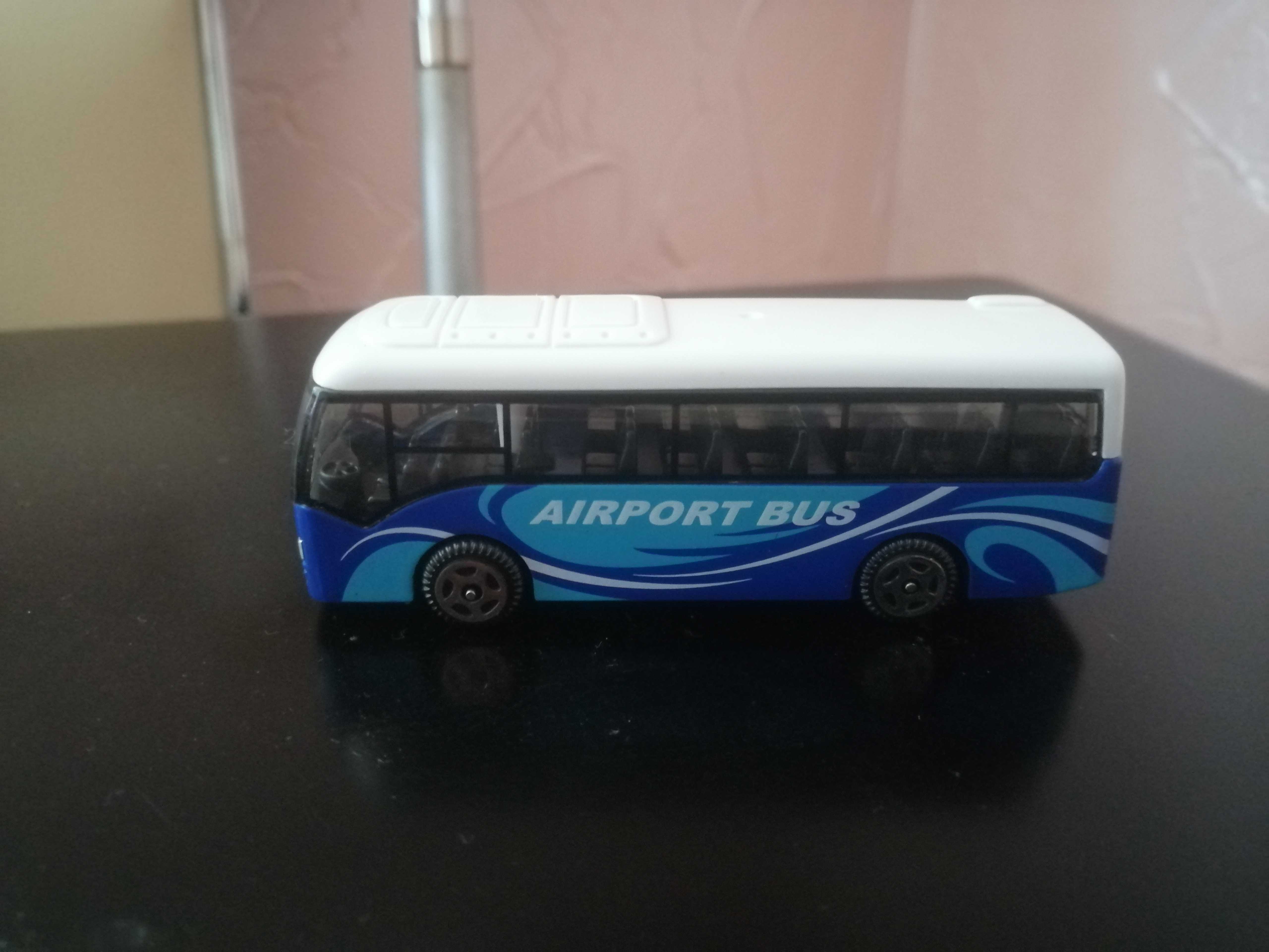 Фотография покупателя товара Автобус металлический «Междугородний», масштаб 1:64, цвет зелёный - Фото 2