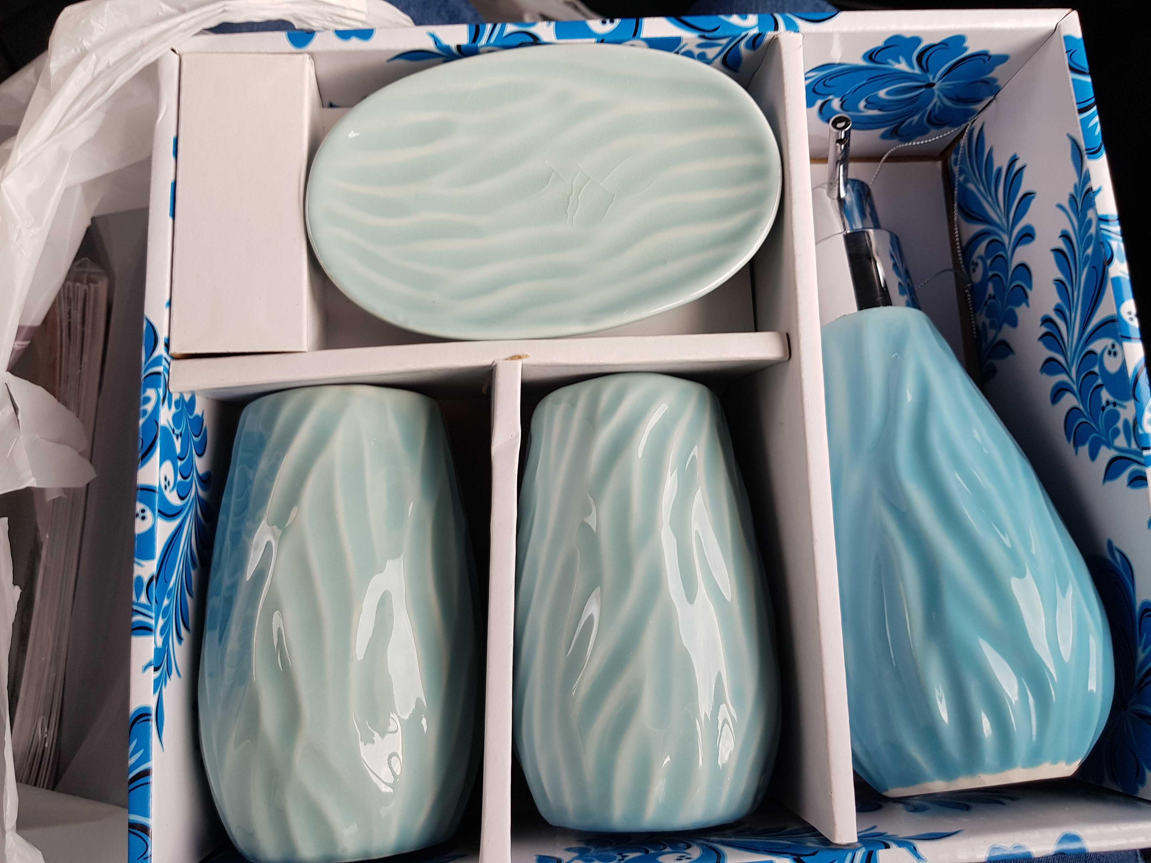 Фотография покупателя товара Набор аксессуаров для ванной комнаты «Река», 4 предмета (дозатор, мыльница, 2 стакана), цвет голубой - Фото 2