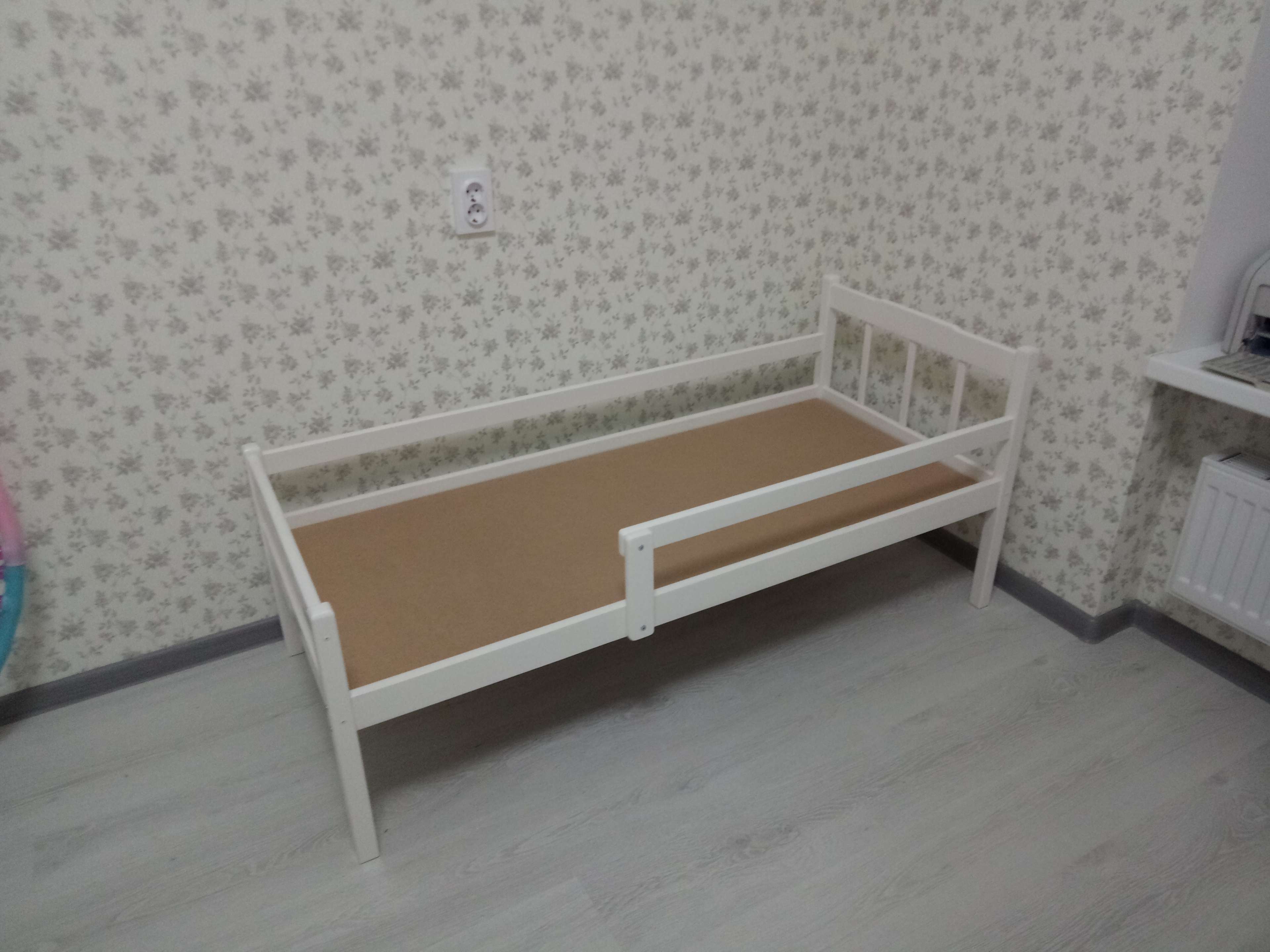 Фотография покупателя товара Детская кроватка «Стандарт» из массива, с бортиком, цвет белый - Фото 3
