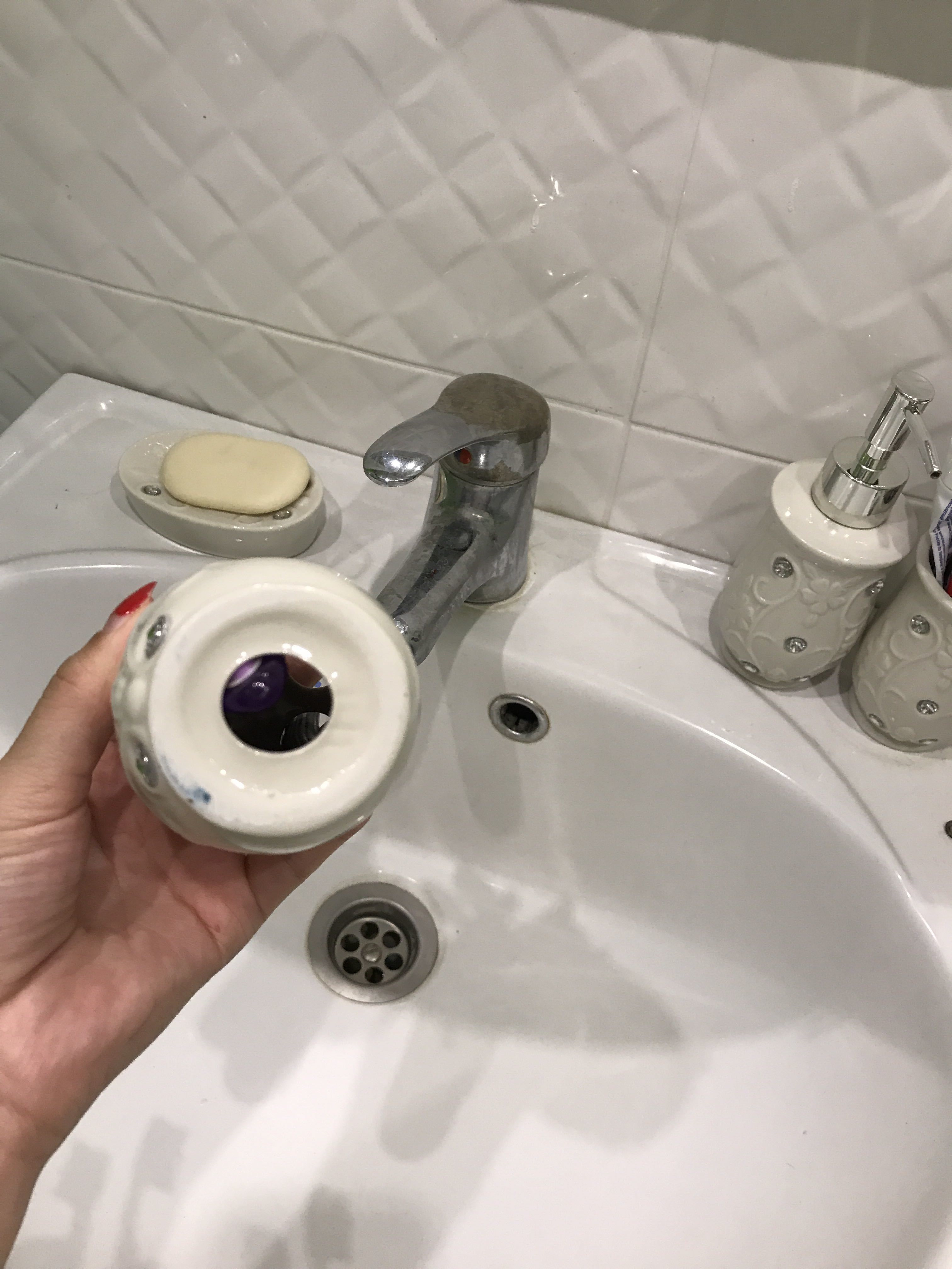Фотография покупателя товара Набор аксессуаров для ванной комнаты Доляна «Изящный барельеф», 4 предмета (дозатор 250 мл, мыльница, 2 стакана), цвет белый