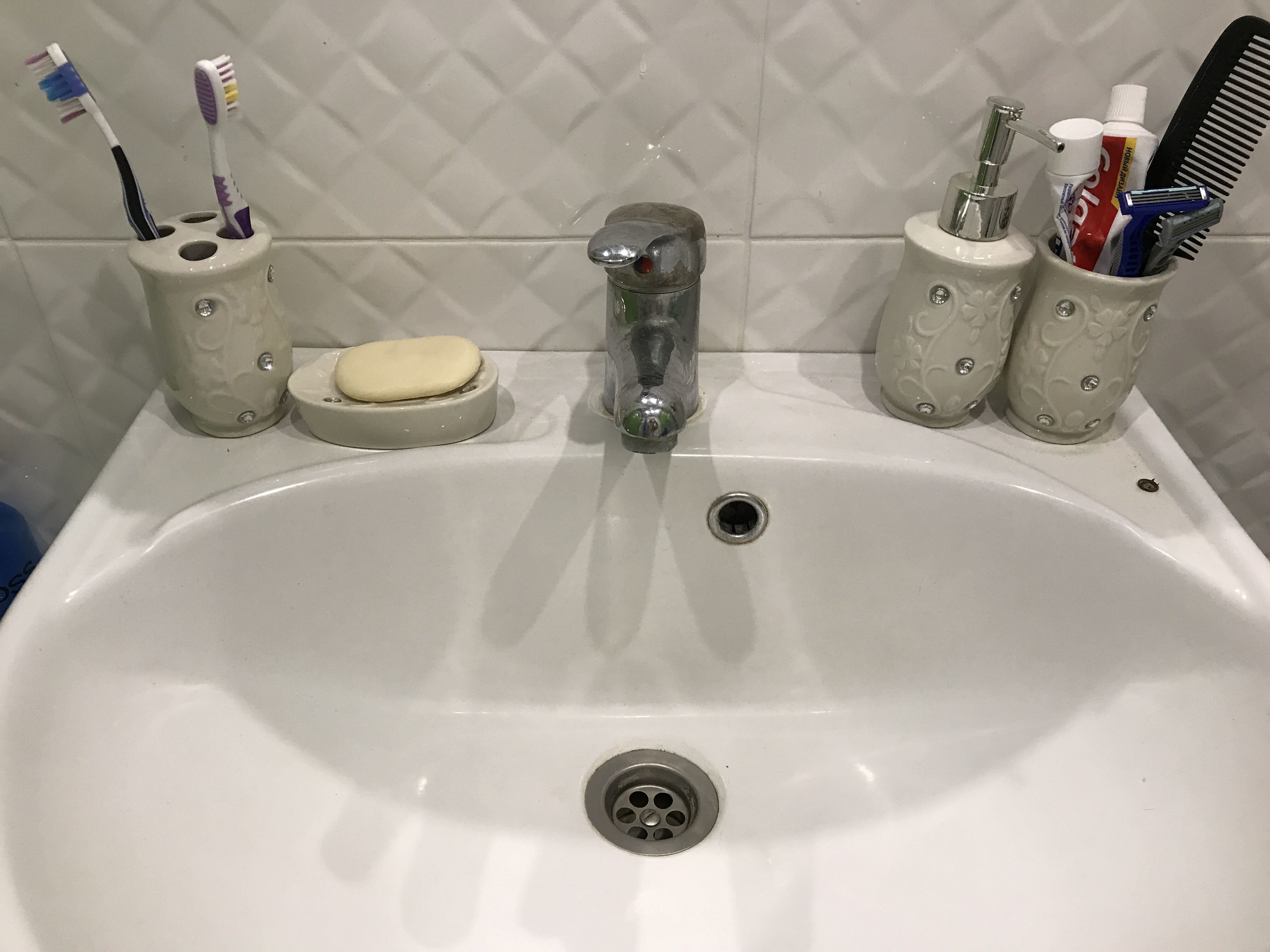 Фотография покупателя товара Набор аксессуаров для ванной комнаты Доляна «Изящный барельеф», 4 предмета (дозатор 250 мл, мыльница, 2 стакана), цвет белый - Фото 3