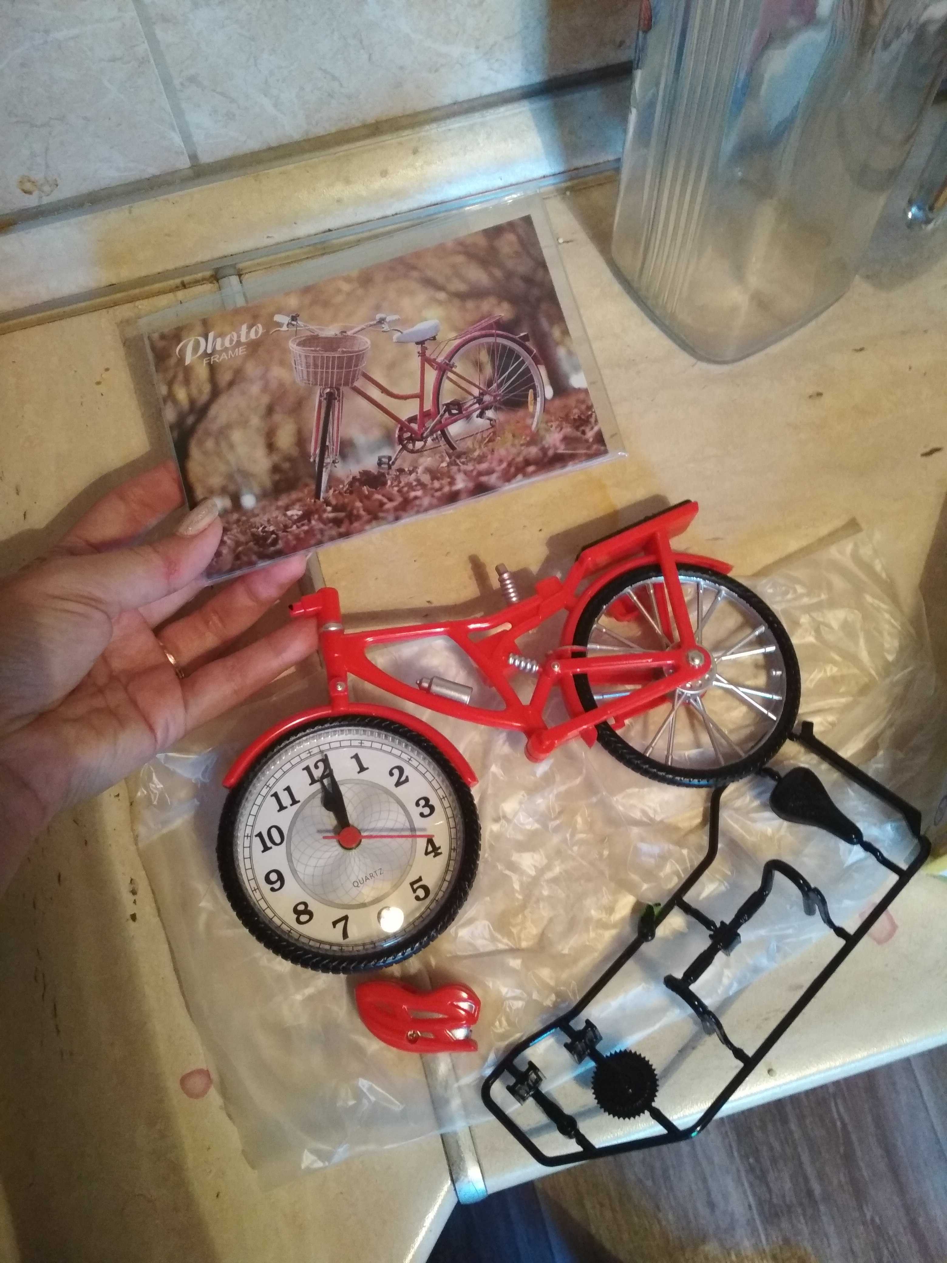 Фотография покупателя товара Фоторамка пластик с часами "Велосипед" МИКС 10х15 см, 5,6х21,5х18 см - Фото 2
