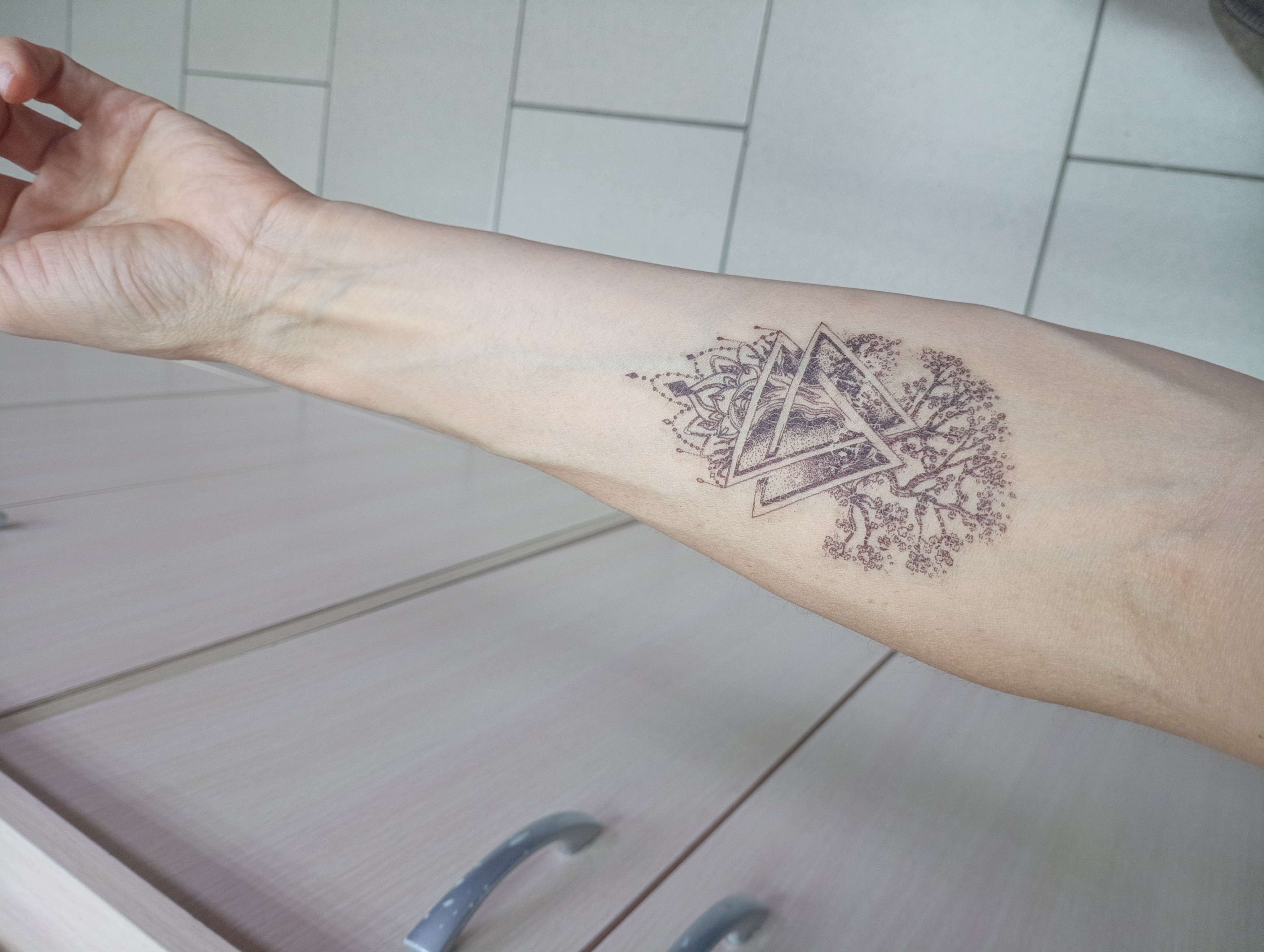 Фотография покупателя товара Татуировка на тело чёрная "Дерево и треугольники" 10,5х6 см - Фото 1