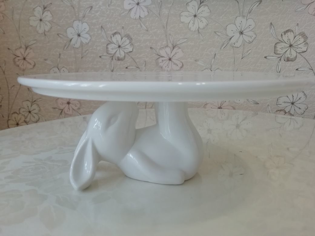 Фотография покупателя товара Подставка керамическая для торта Доляна «Кролл», 25×10 см, цвет белый - Фото 6