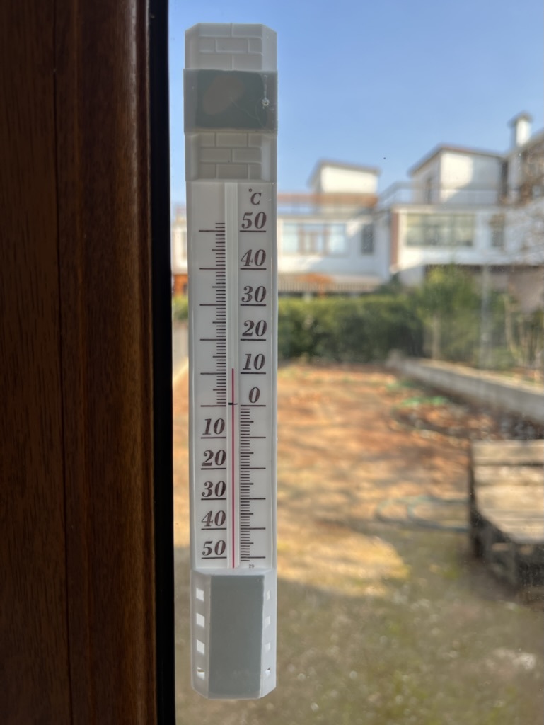 Фотография покупателя товара Термометр, градусник уличный, на окно, на липучке, от -50°С до +50°С, 25 х 4 см - Фото 2