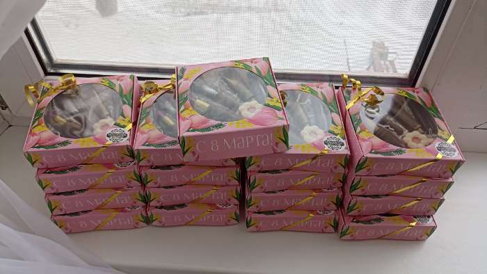Фотография покупателя товара Коробка для макарун с низкими бортами, кондитерская упаковка «Тюльпаны», 8 марта, 11 х 11 х 3 см - Фото 2