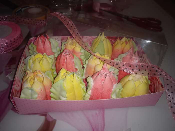 Фотография покупателя товара Кондитерская упаковка, коробка для макарун с пластиковой крышкой, «Весенний подарок», 12 х 12 х 3.5 см - Фото 6