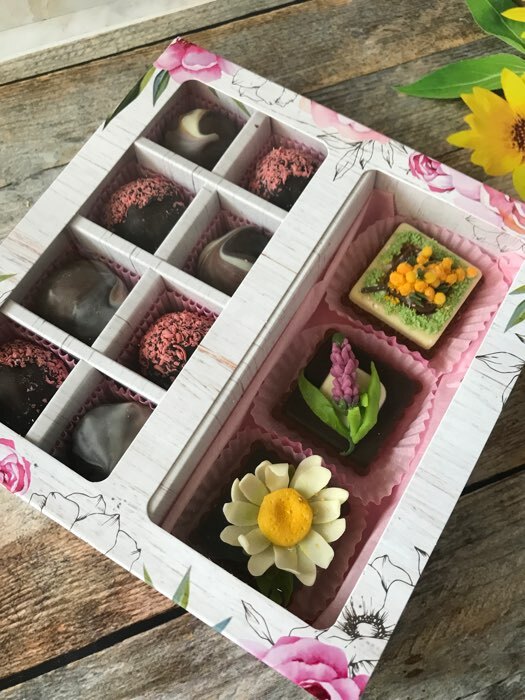 Фотография покупателя товара Коробка под 8 конфет + шоколад, с окном , пионы, 17,7 х 17,85 х 3,85 см - Фото 2
