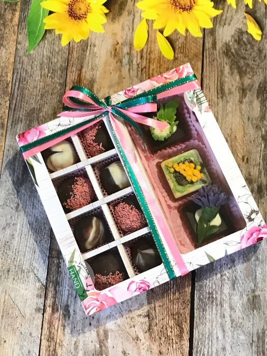 Фотография покупателя товара Коробка под 8 конфет + шоколад, с окном , пионы, 17,7 х 17,85 х 3,85 см - Фото 1