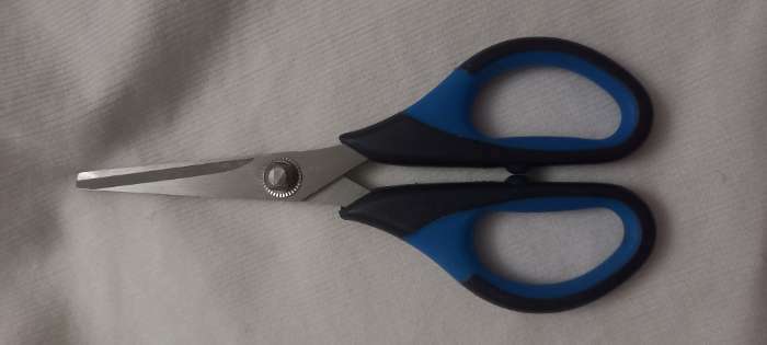 Фотография покупателя товара Ножницы для рукоделия, скошенное лезвие, термостойкие ручки, 5,5", 14 см, цвет чёрный/голубой - Фото 1