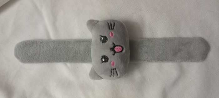 Фотография покупателя товара Игольница на браслете «Кошка», 23 × 6,5 см, цвет серый МИКС