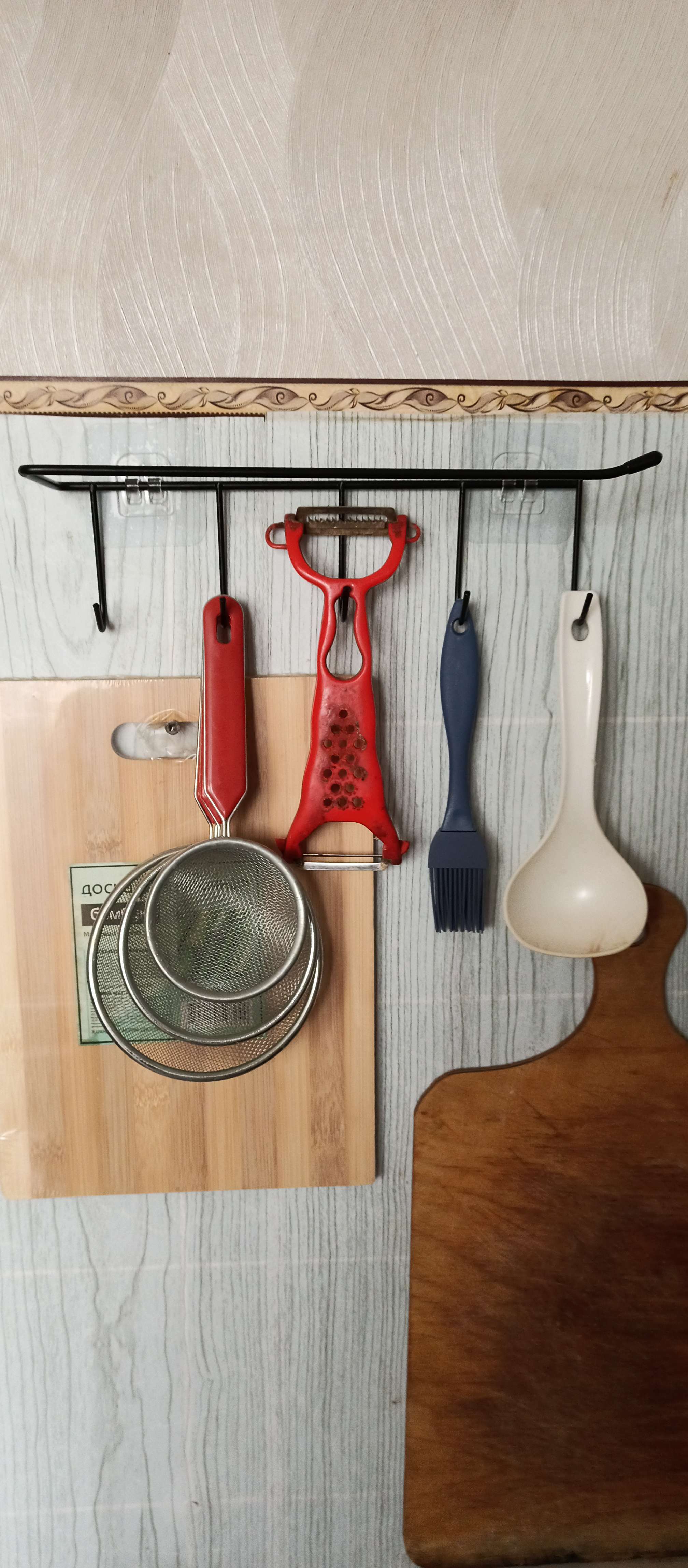 Фотография покупателя товара Держатель для кухонных принадлежностей настенный Доляна, 5 крючков, 28×8×8 см, цвет чёрный - Фото 1