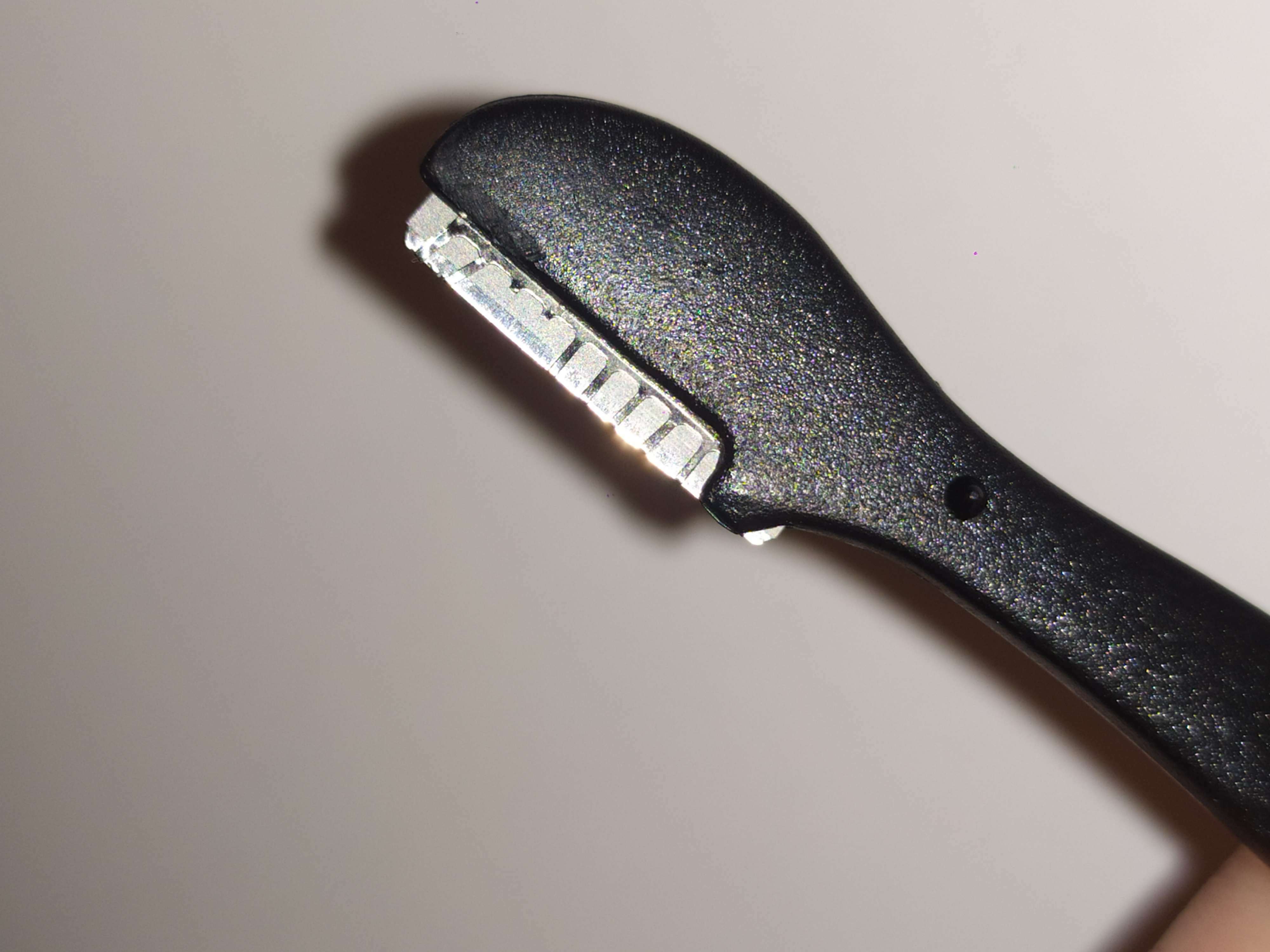 Фотография покупателя товара Набор бритв для коррекции бровей, с колпачком, 12,7 см, 3 шт, цвет чёрный - Фото 1