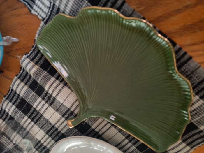 Фотография покупателя товара Блюдо керамическое сервировочное «Лист», 26×20 см, цвет зелёный - Фото 1