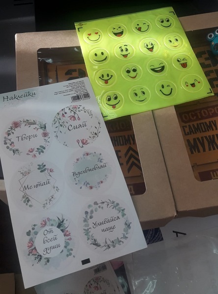 Фотография покупателя товара Светоотражающие наклейки «Смайлы», d = 2 см, 16 шт на листе, цвет жёлтый - Фото 1