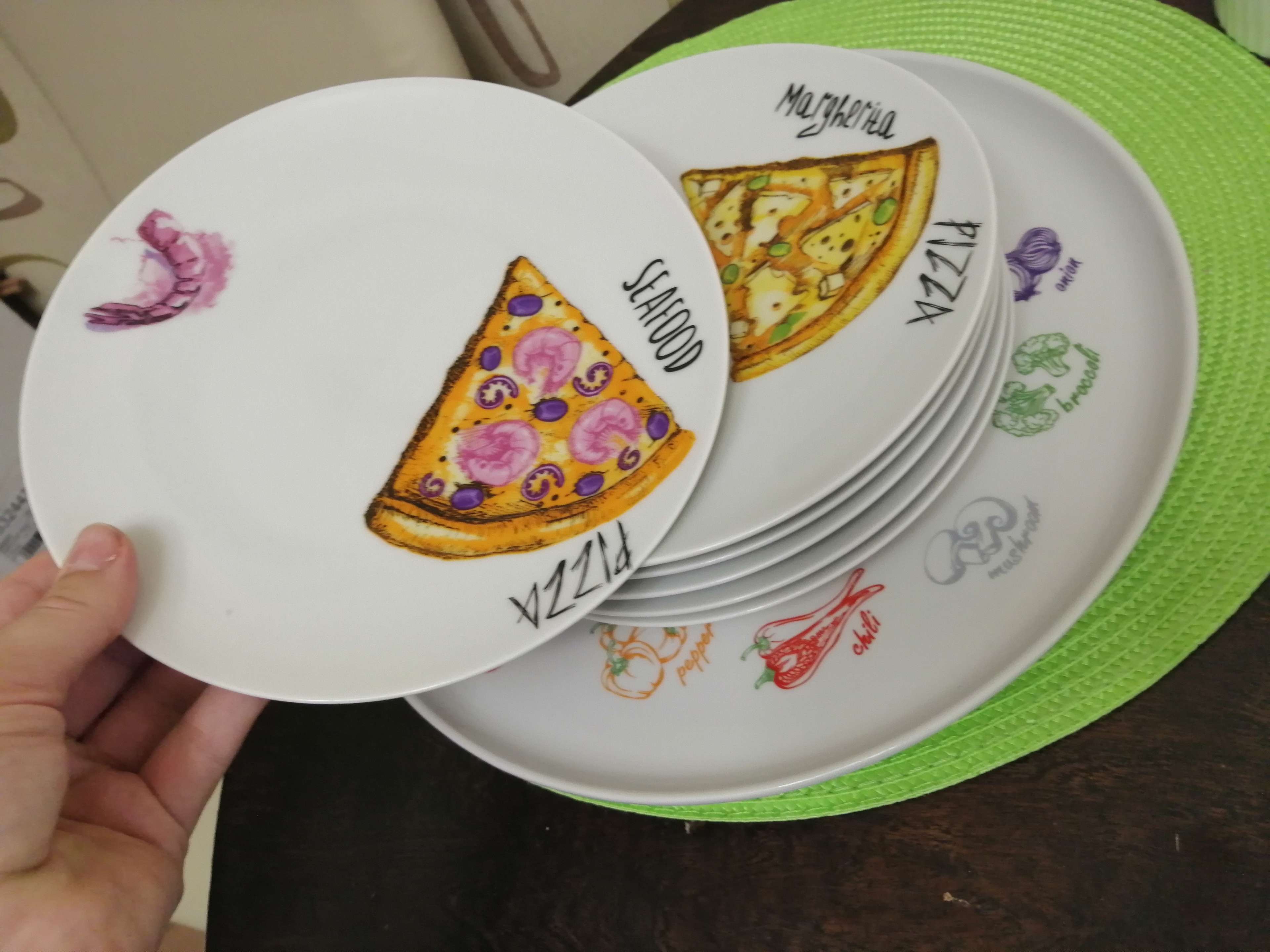 Фотография покупателя товара Набор блюд фарфоровый «Пицца», 7 предметов: 1 шт d=30 см, 6 шт d=20 см, рисунок МИКС