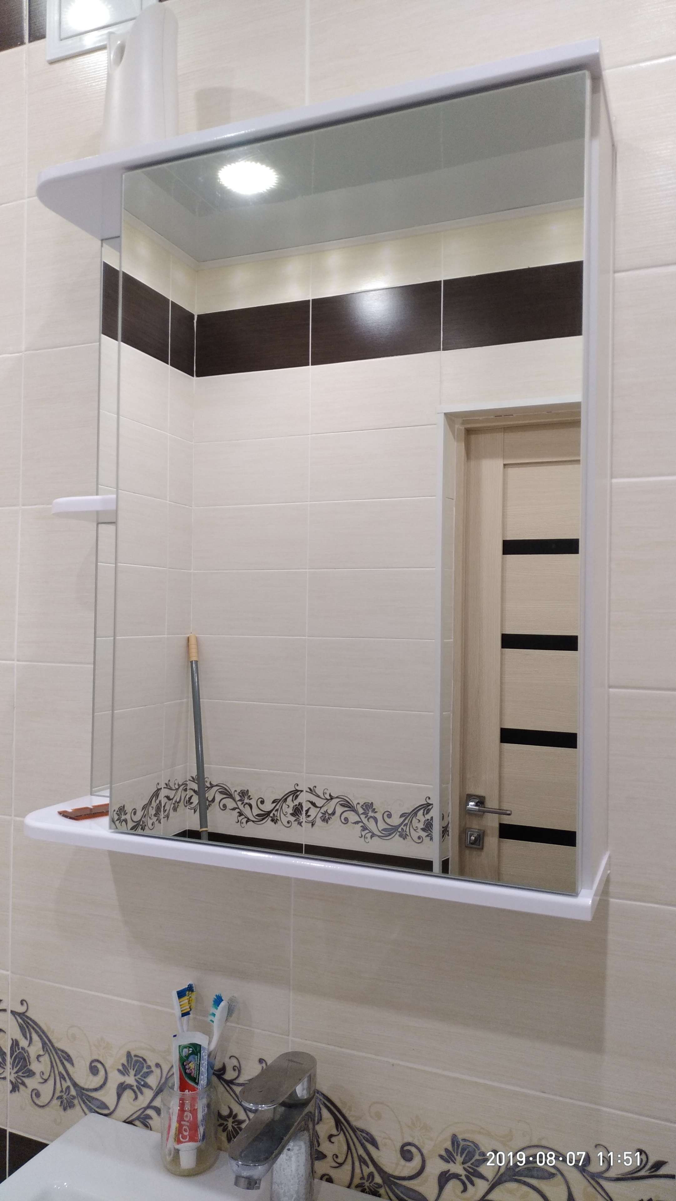 Фотография покупателя товара Зеркало-шкаф для ванной комнаты "Тура 5500", с двумя полками, 55 х 15,4 х 70 см - Фото 4