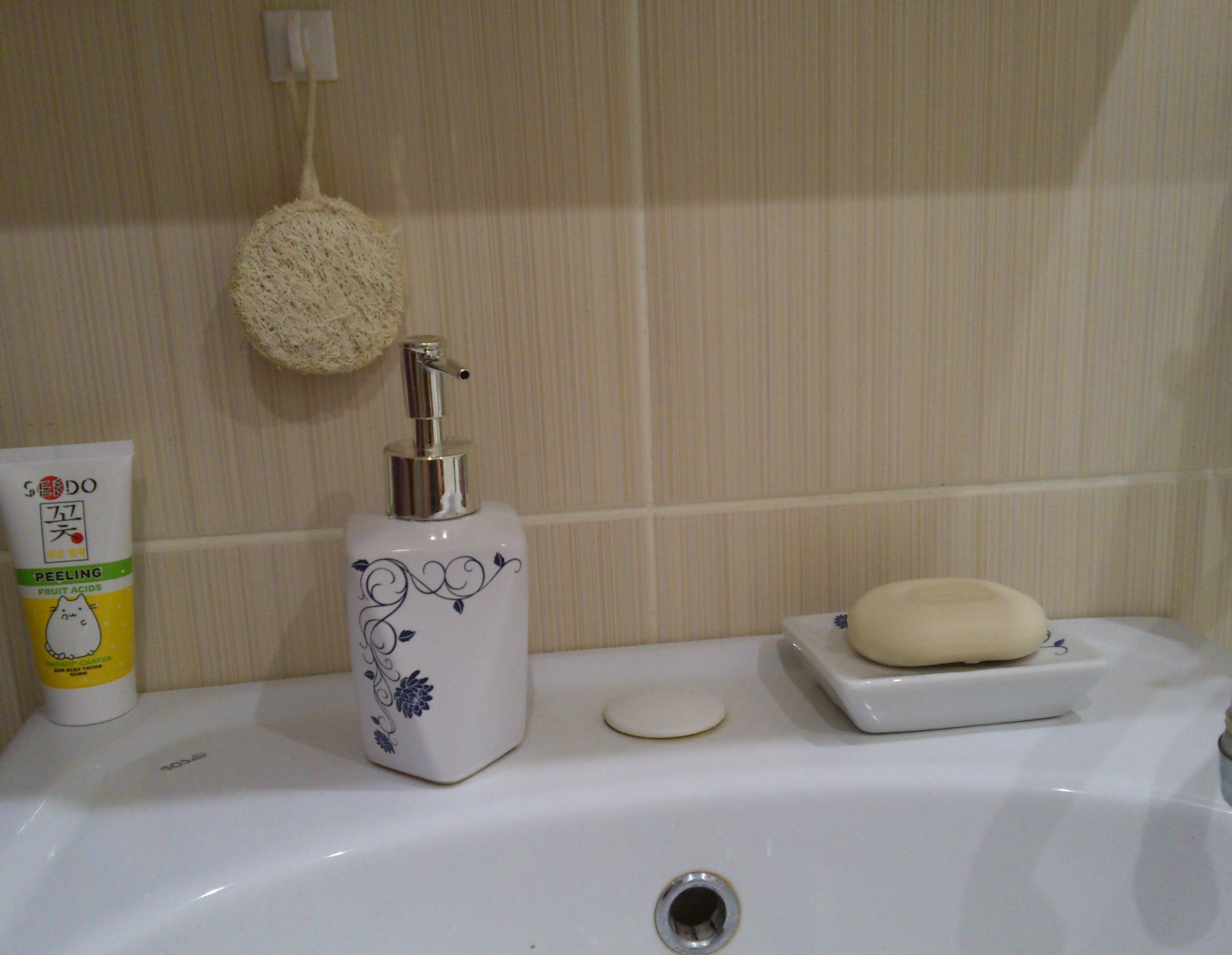 Фотография покупателя товара Набор аксессуаров для ванной комнаты «Пейзаж. Сад», 4 предмета (дозатор 250 мл, мыльница, 2 стакана), цвет белый - Фото 4