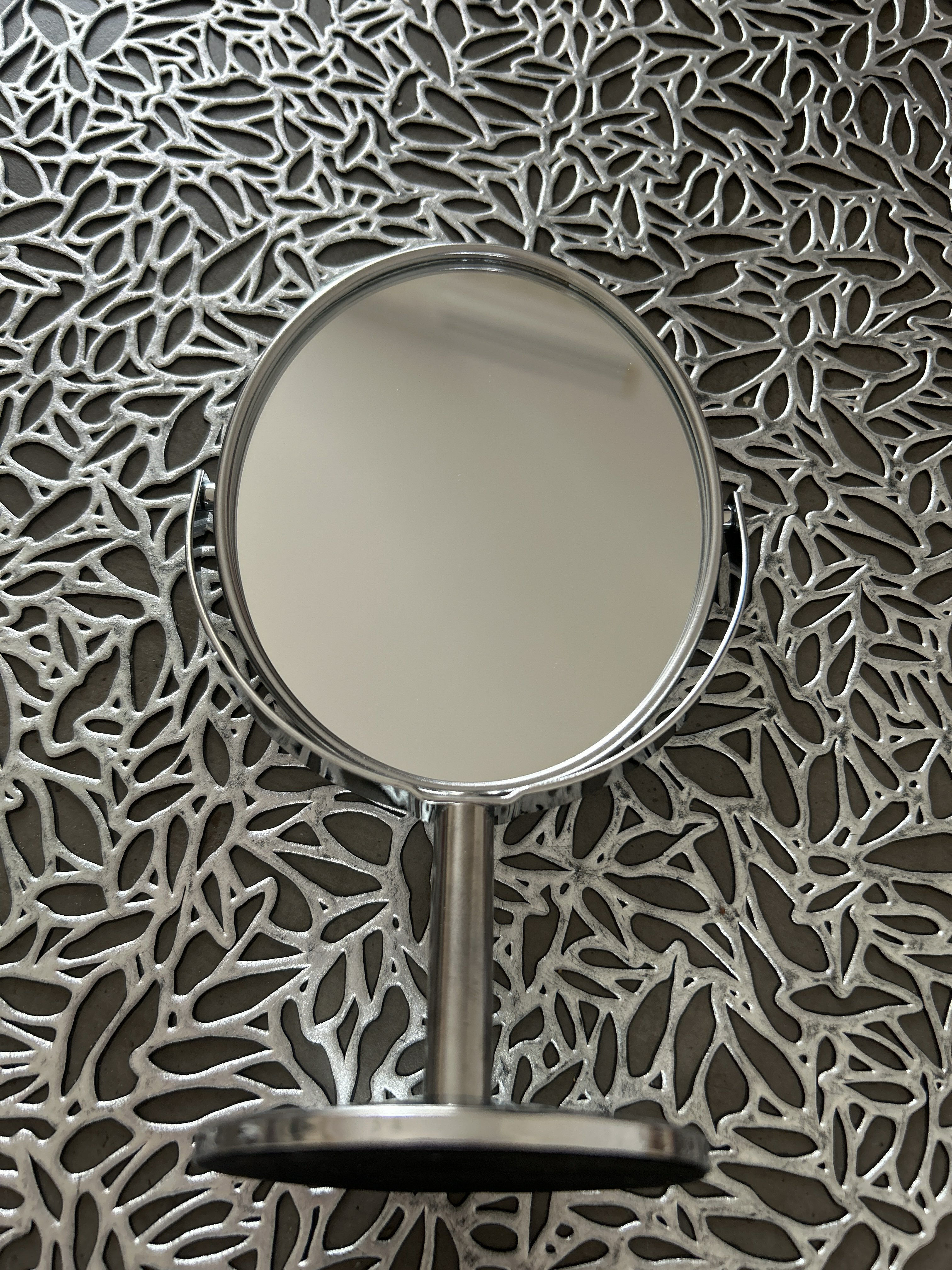 Фотография покупателя товара Зеркало на ножке «Овал», двустороннее, с увеличением, зеркальная поверхность 9,4 × 11,5 см, цвет серебристый