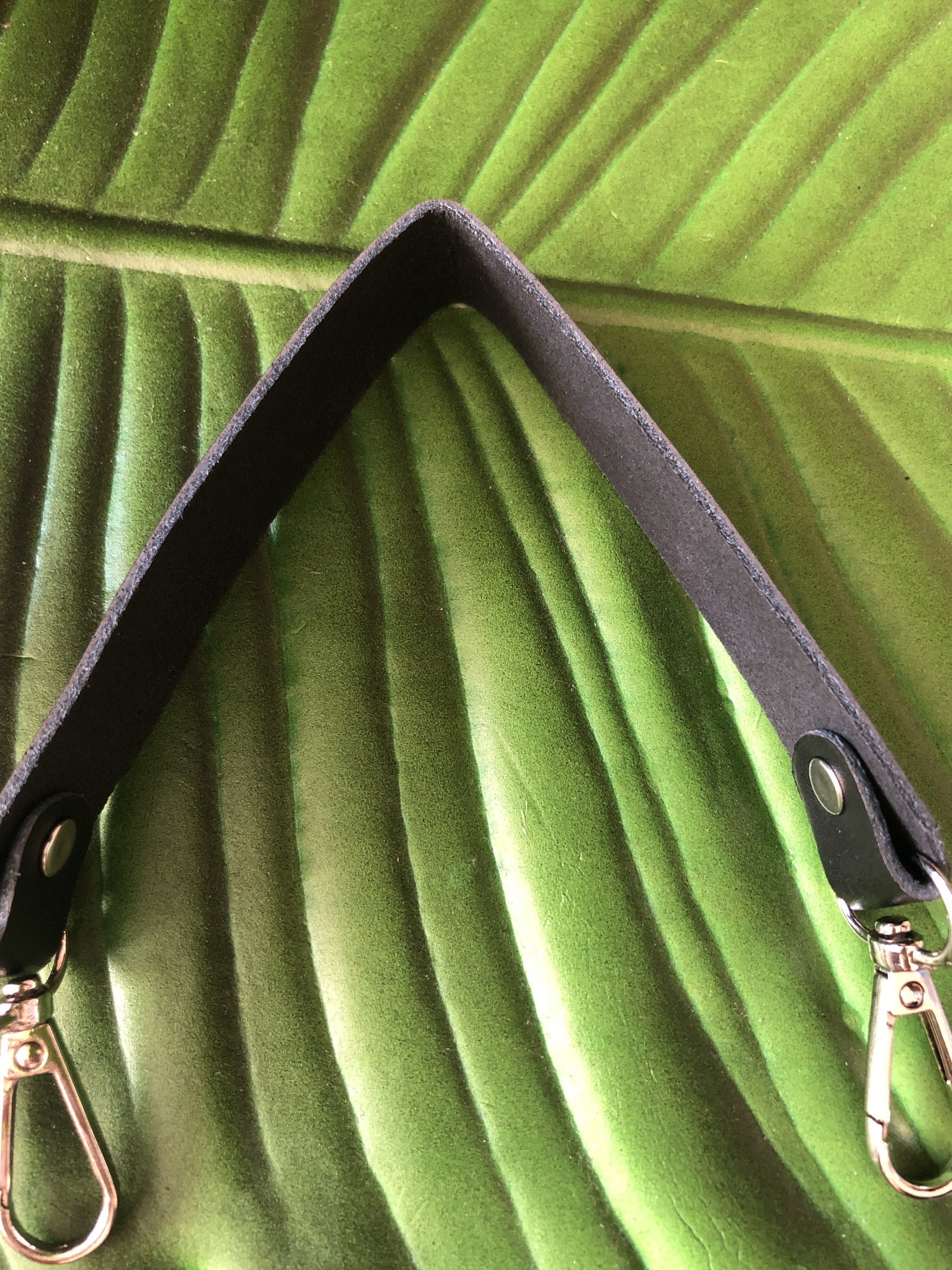 Фотография покупателя товара Ручка для сумки из натуральной кожи, с карабинами, 30 ± 2 см × 2,5 см, цвет чёрный/серебряный