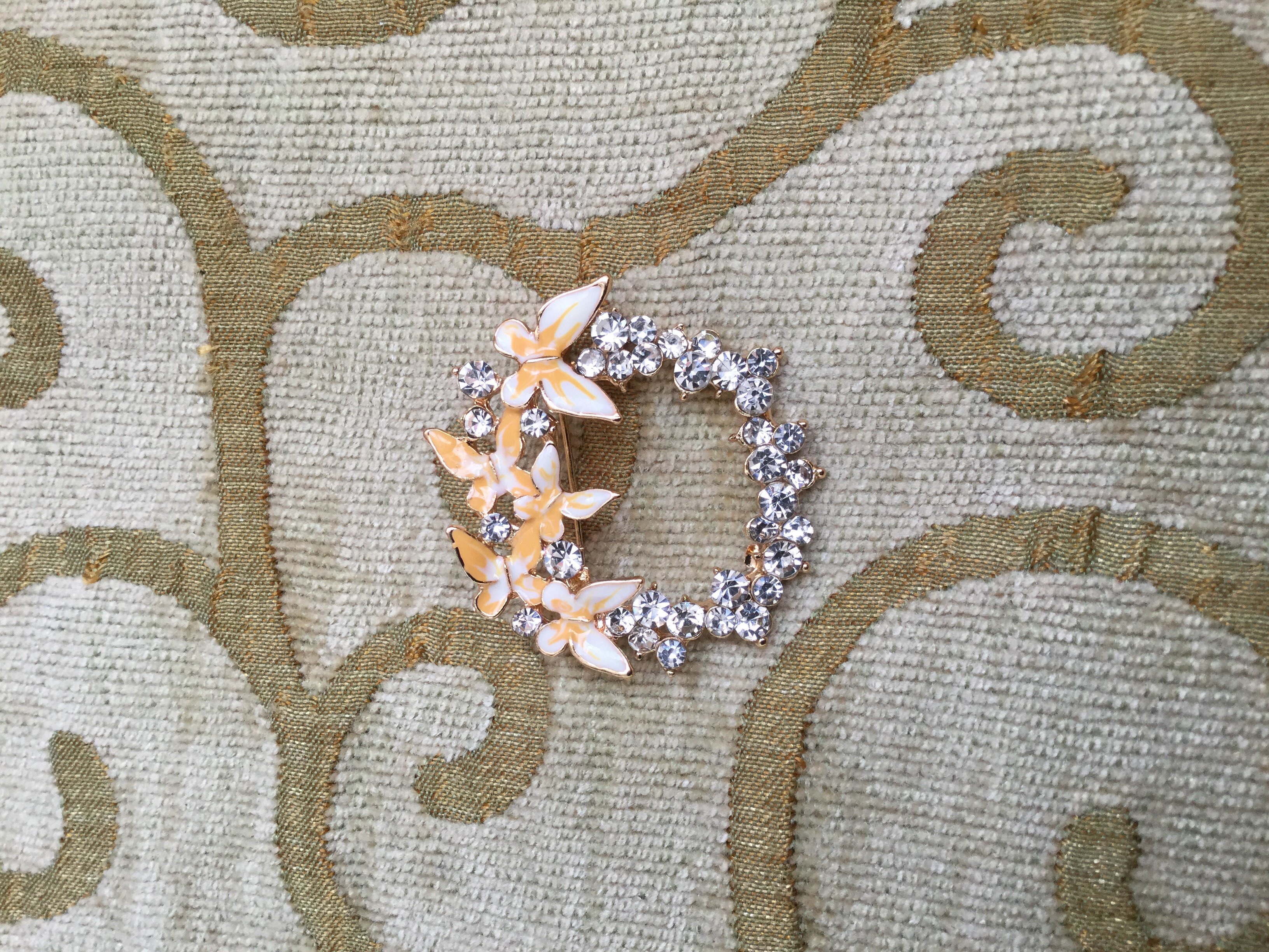 Фотография покупателя товара Зажим для платка "Бабочки", цвет бело-персиковый в золоте