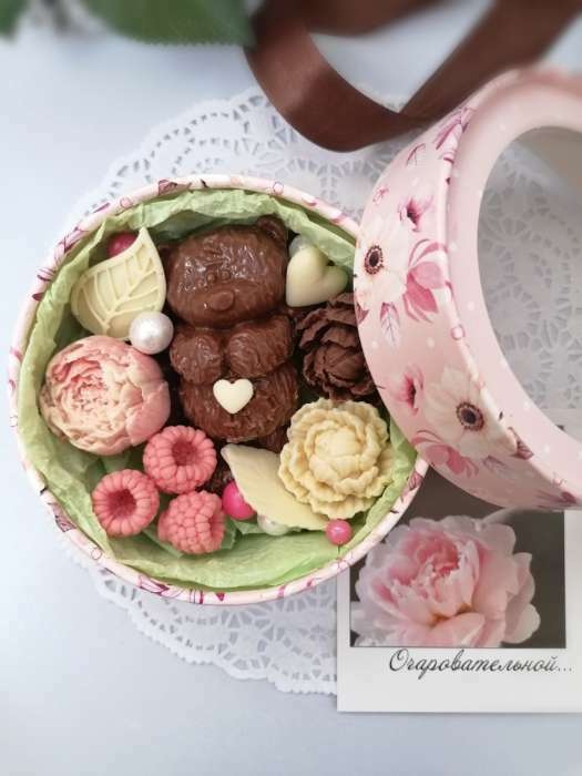 Фотография покупателя товара Коробка для макарун, кондитерская упаковка тубус с окном, «Розовые цветы» 12×12×5 см - Фото 24