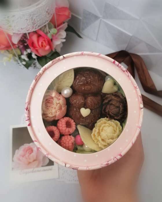 Фотография покупателя товара Коробка для макарун, кондитерская упаковка тубус с окном, «Розовые цветы» 12×12×5 см - Фото 23