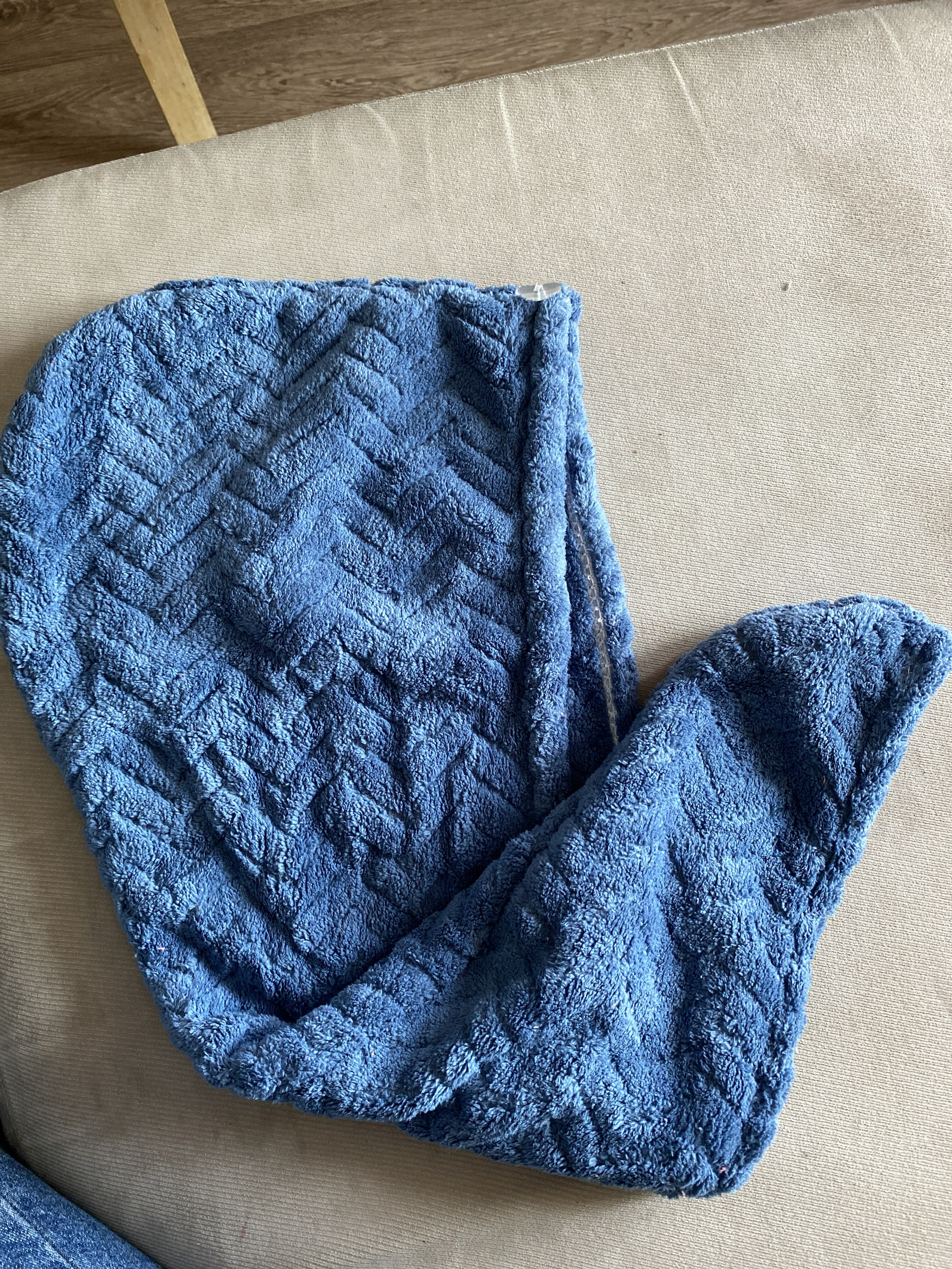 Фотография покупателя товара Чалма для сушки волос Доляна, микрофибра, с пуговкой, серая - Фото 4