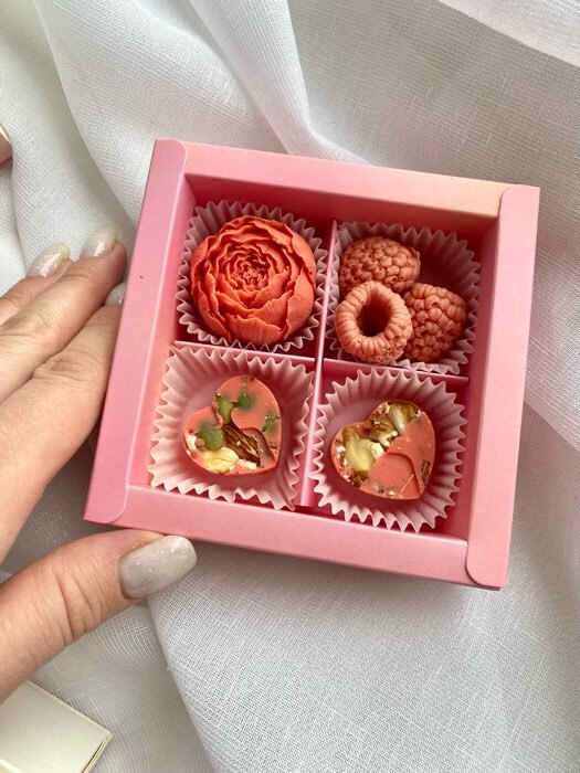 Фотография покупателя товара Коробка для конфет, кондитерская упаковка, 4 ячейки, «От всего сердца», 10.5 х 10.5 х 3.5 см - Фото 6